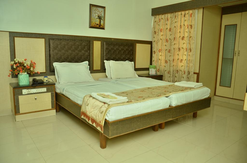 Hotel Aryaas Palayankottai Kültér fotó