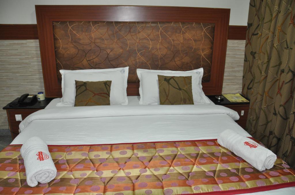 Hotel Aryaas Palayankottai Kültér fotó