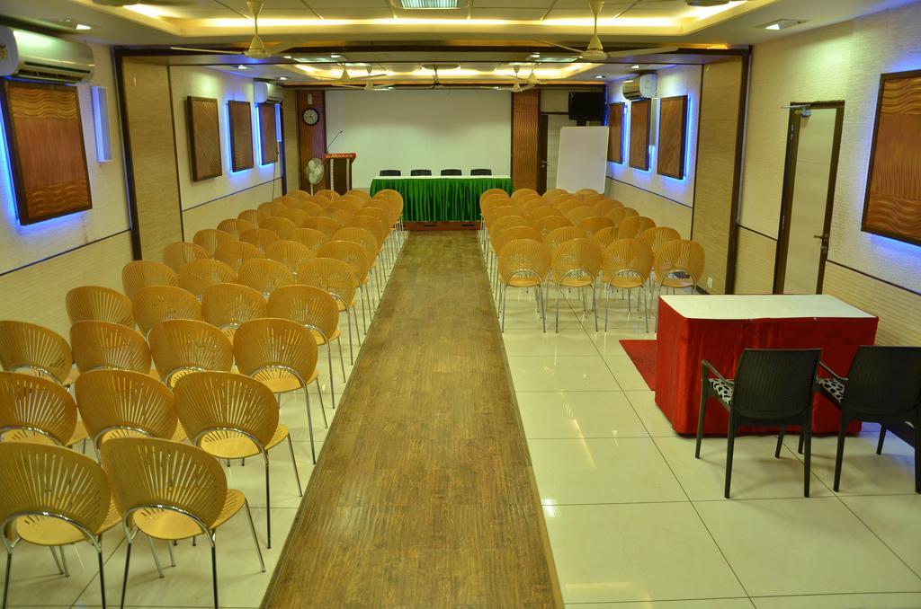 Hotel Aryaas Palayankottai Kültér fotó