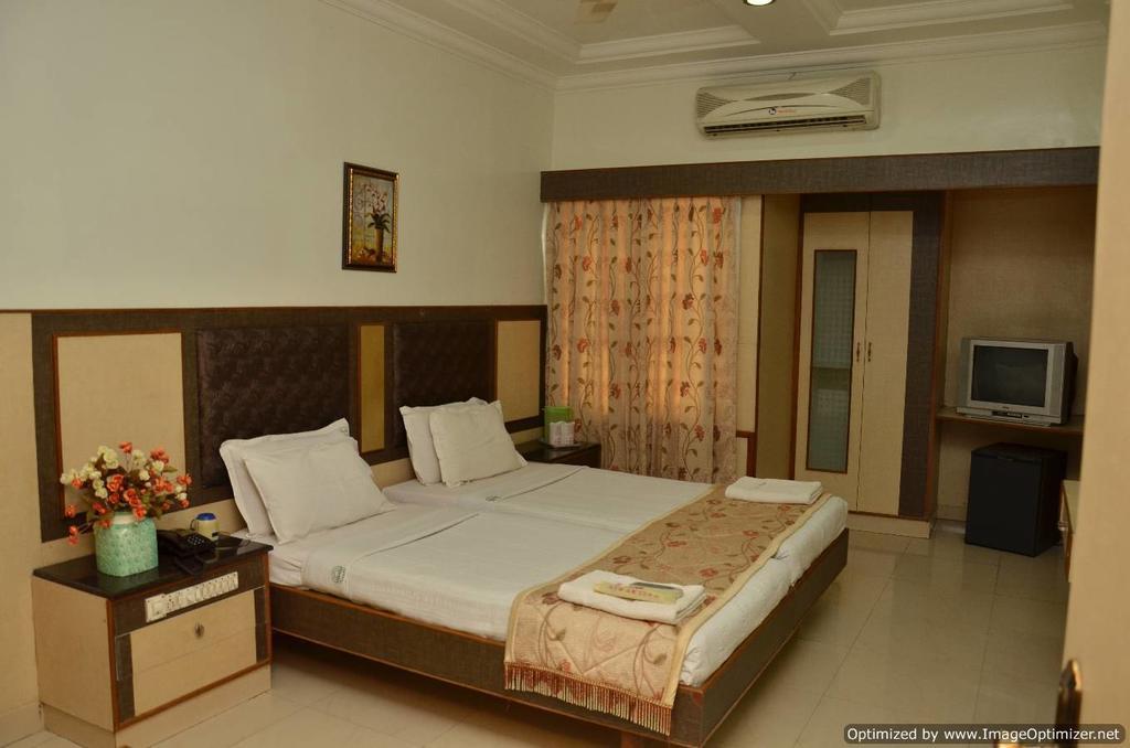 Hotel Aryaas Palayankottai Kültér fotó