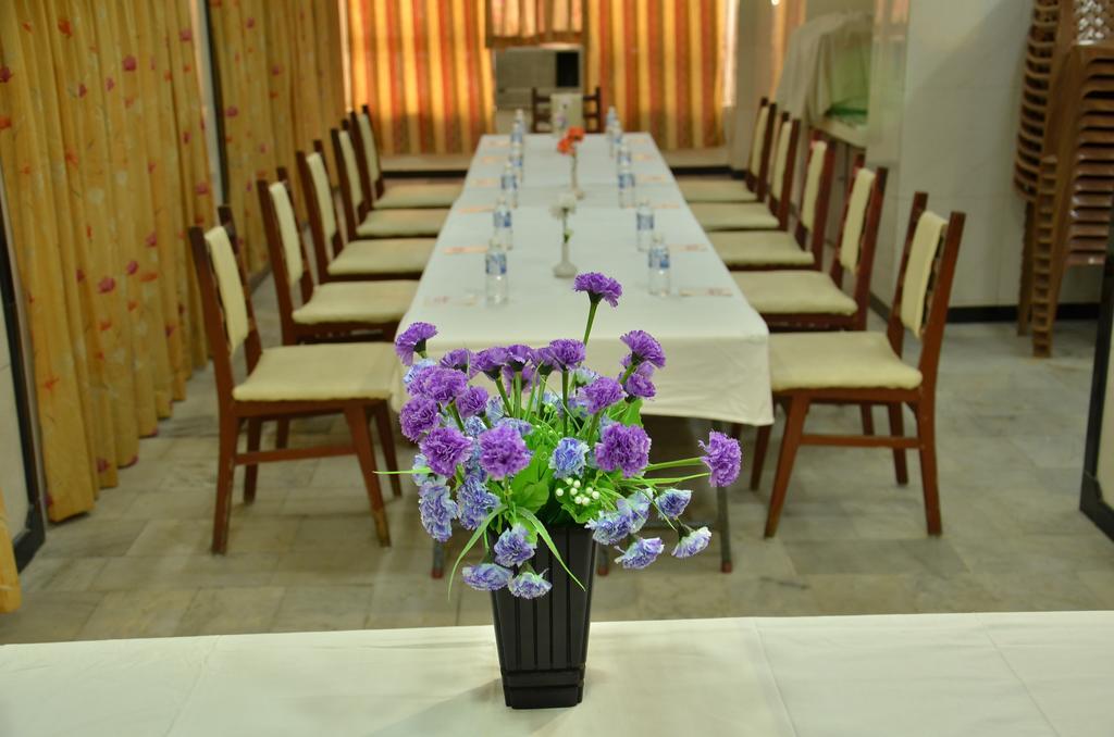 Hotel Aryaas Palayankottai Kültér fotó