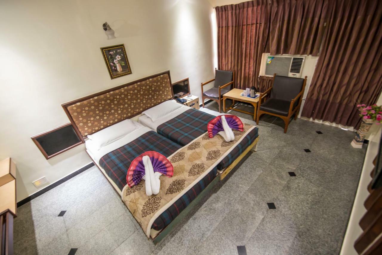 Hotel Aryaas Palayankottai Kültér fotó