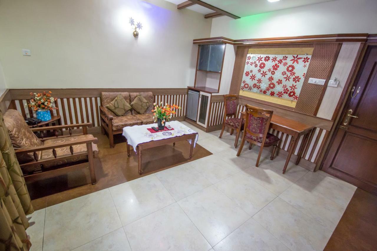 Hotel Aryaas Palayankottai Kültér fotó