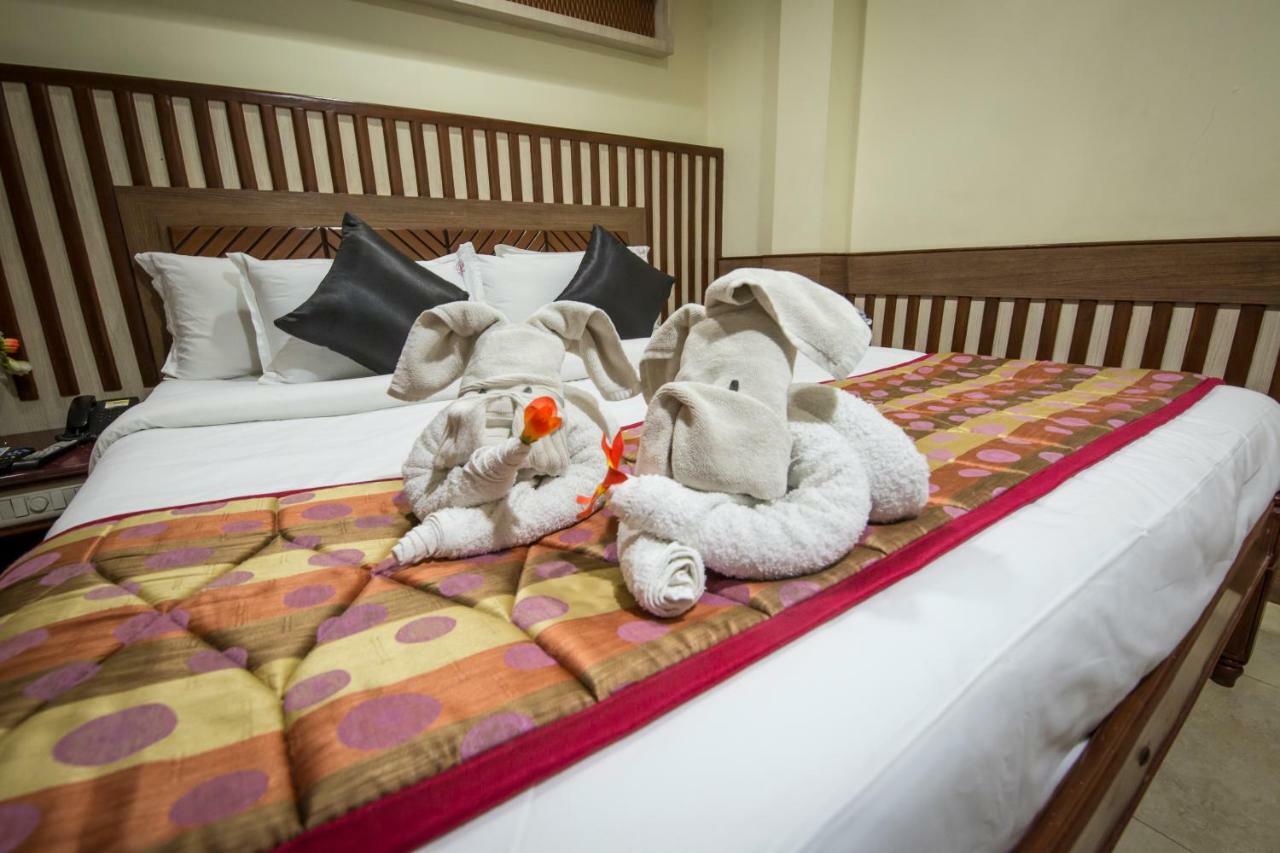 Hotel Aryaas Palayankottai Kültér fotó