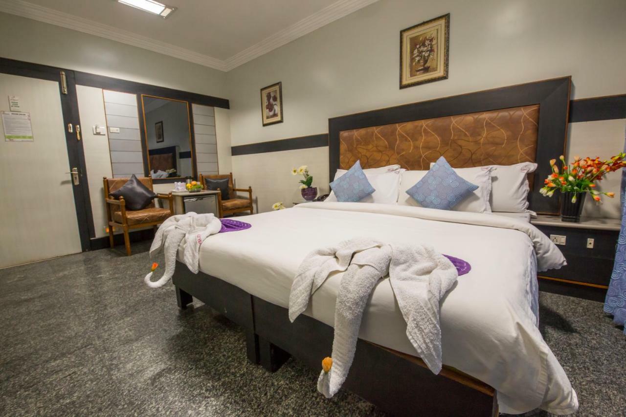 Hotel Aryaas Palayankottai Kültér fotó